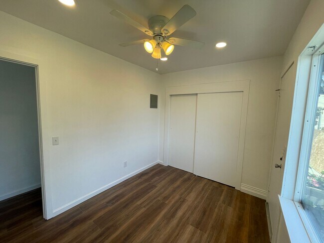 Building Photo - Remodeled 1BD in Mission Hills with Views of the San Diego Bay, Onsite Laundry, and Lots of Natur...