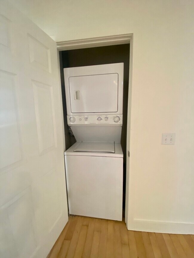 Building Photo - For Rent