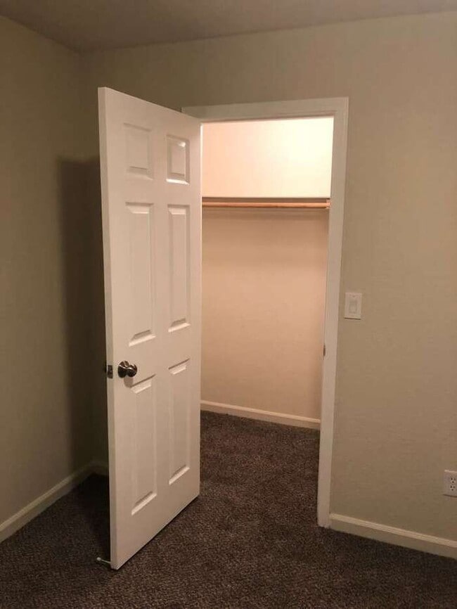 Building Photo - Tracy Gorgeous Renovated 4 Bedroom 2.5 Bat...