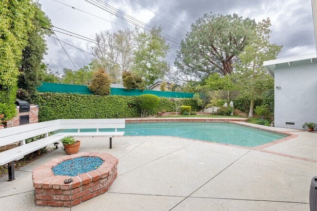 Building Photo - Spacious 3BR / 2BA Single-Story Pool Home in Granada Hills