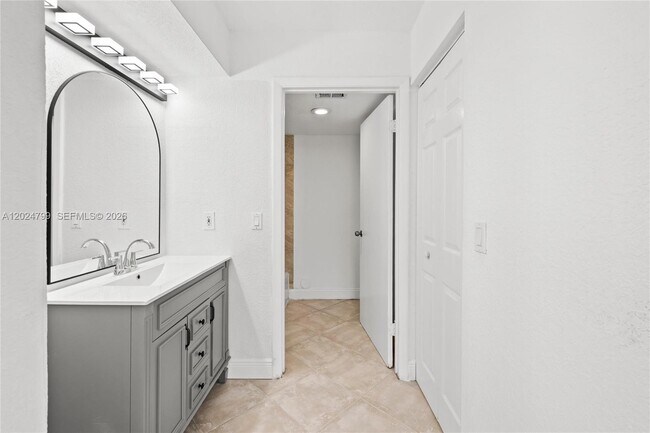 Building Photo - 1025 Coral Club Dr