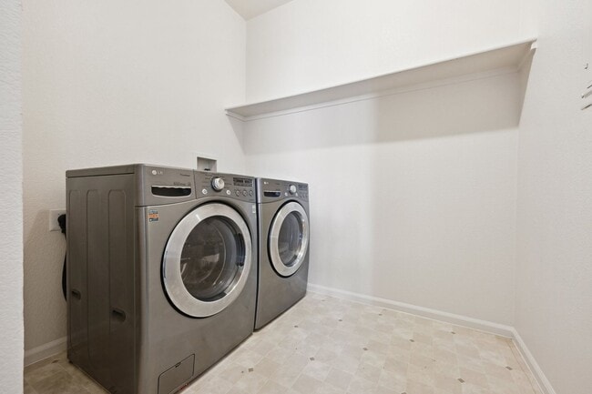 Building Photo - 3 Bedroom Condo in Aurora