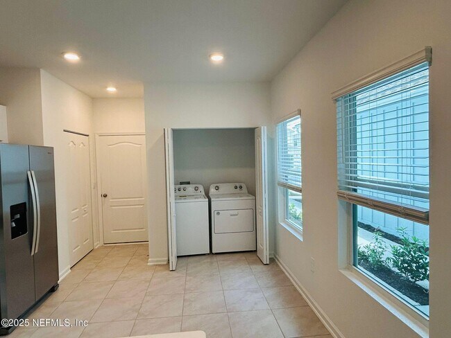 Building Photo - 206 Tidal Bch Ave