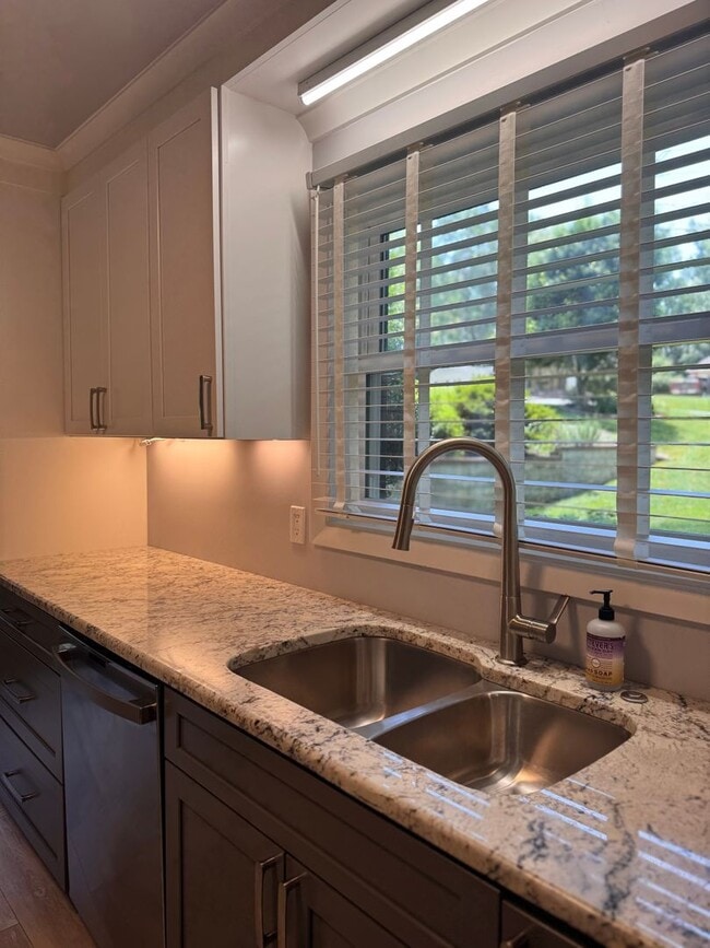 Building Photo - 4 Bedroom Jamestown Beauty!