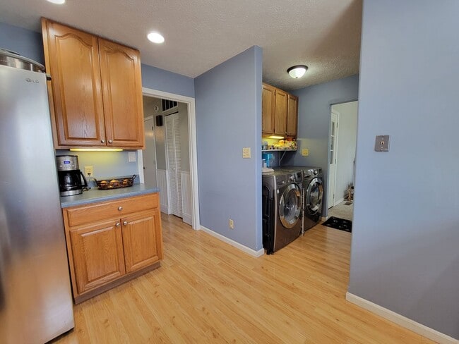 Building Photo - Great 2-level on Champaign Outskirts