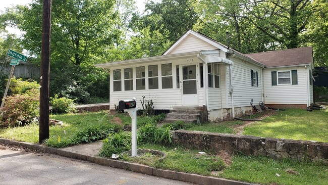 Building Photo - Southern Charm Large Sunscreen Porch- Open...