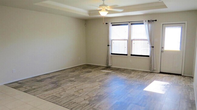 Building Photo - Open Floorplan in Fort Worth