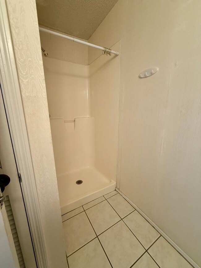 Building Photo - New Listing!