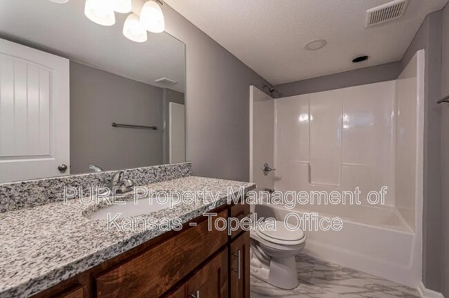 Building Photo - 4766 Lakecrest Dr