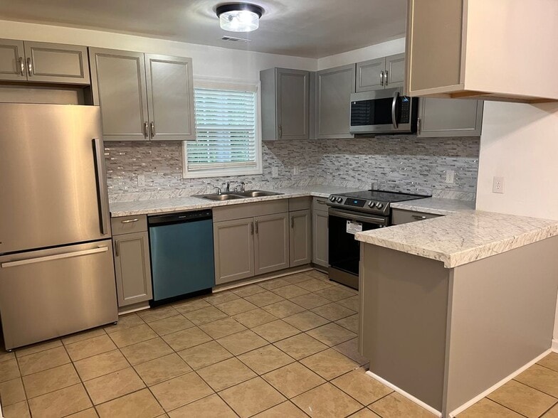 Building Photo - 1531 Rosemond Dr