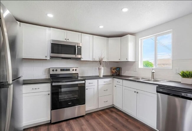 Building Photo - Fully Renovated Townhome Minutes from the ...