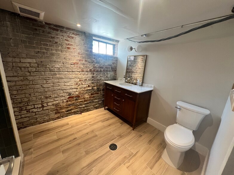 Building Photo - 2905 Parkwood Ave