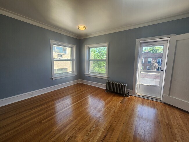 Building Photo - 1058 W Columbia Ave