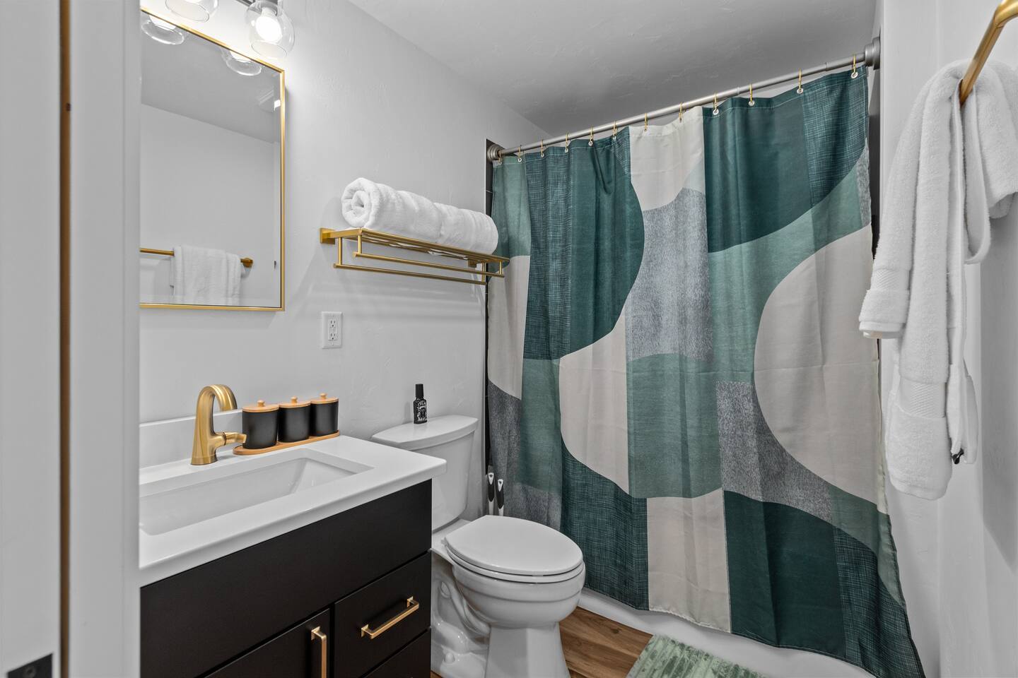 Building Photo - 1095 April Ln