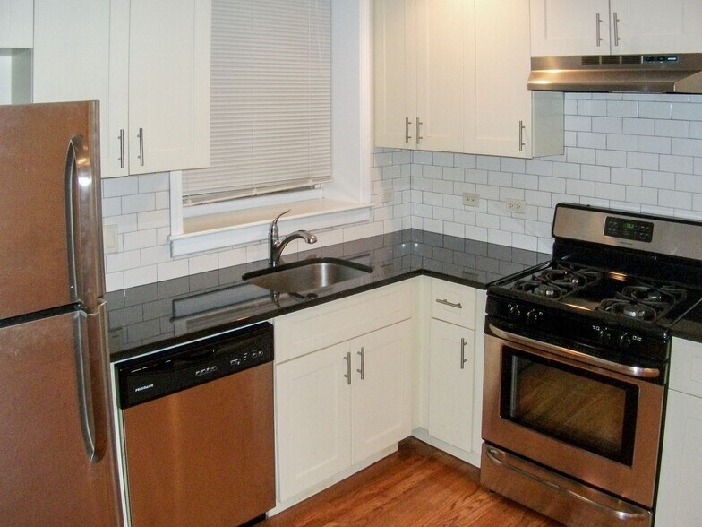 Building Photo - 849 W Cornelia Ave