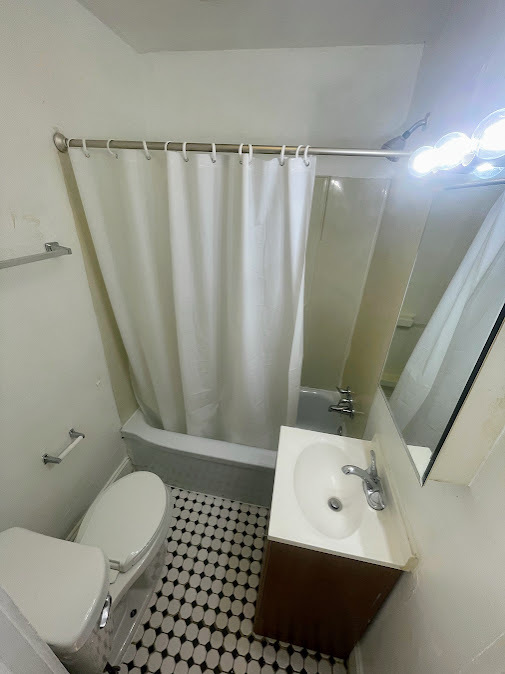 Apt 3 - Bathroom - 1861 N Willington St