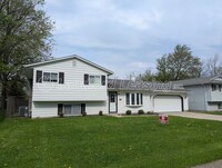 Building Photo - Spacious Split-Level Home with Updates in ...
