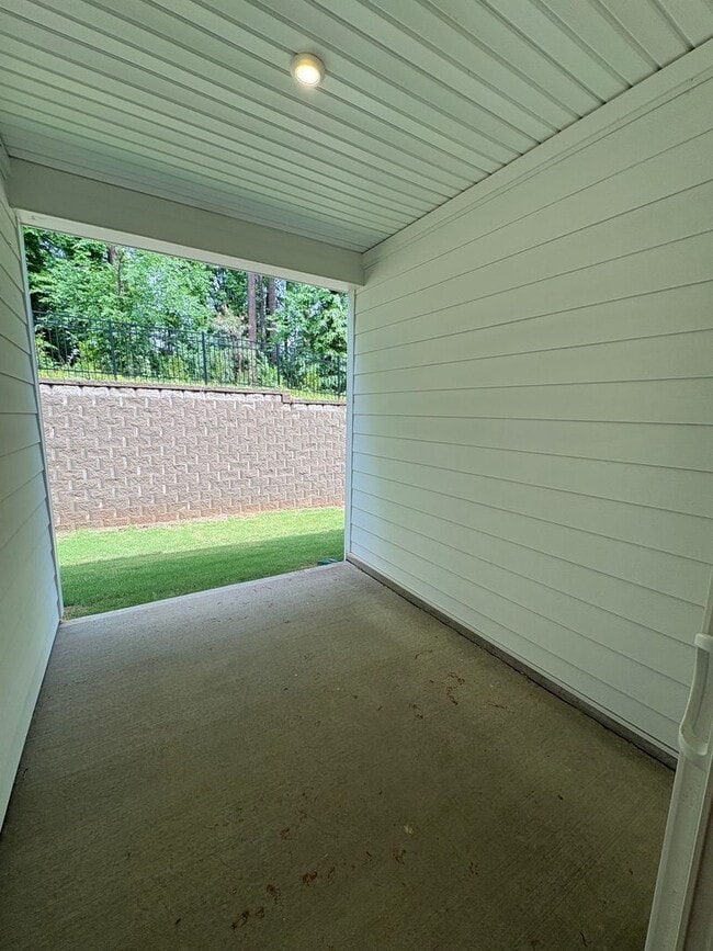 Building Photo - Beautiful End Unit Townhome in Griffith Lakes
