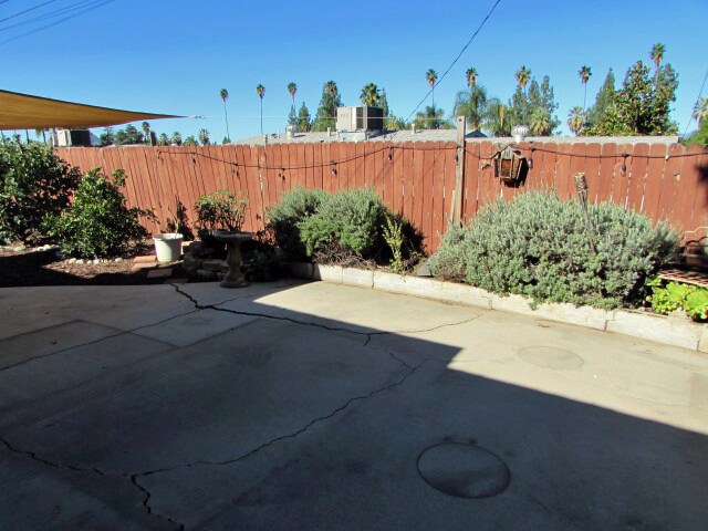 Building Photo - Open concept 4 bedroom 2 bath beauty in South Redlands!