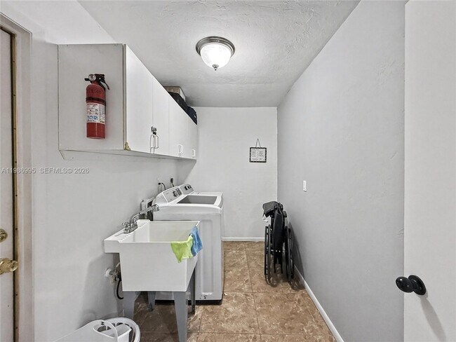 Building Photo - 7658 Laurel Valley Rd