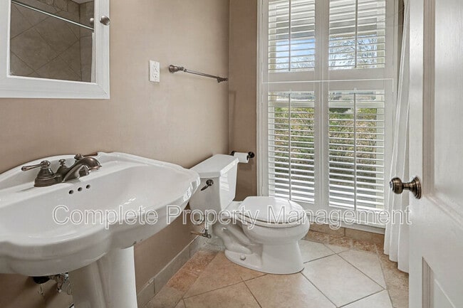 Building Photo - 3801 Cromwell Dr