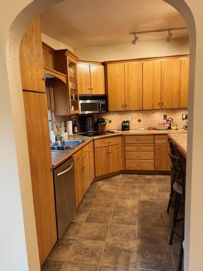 Building Photo - $2400 - 5 Bedroom, 2 Bath Home - Great Downtown Location and Views!!