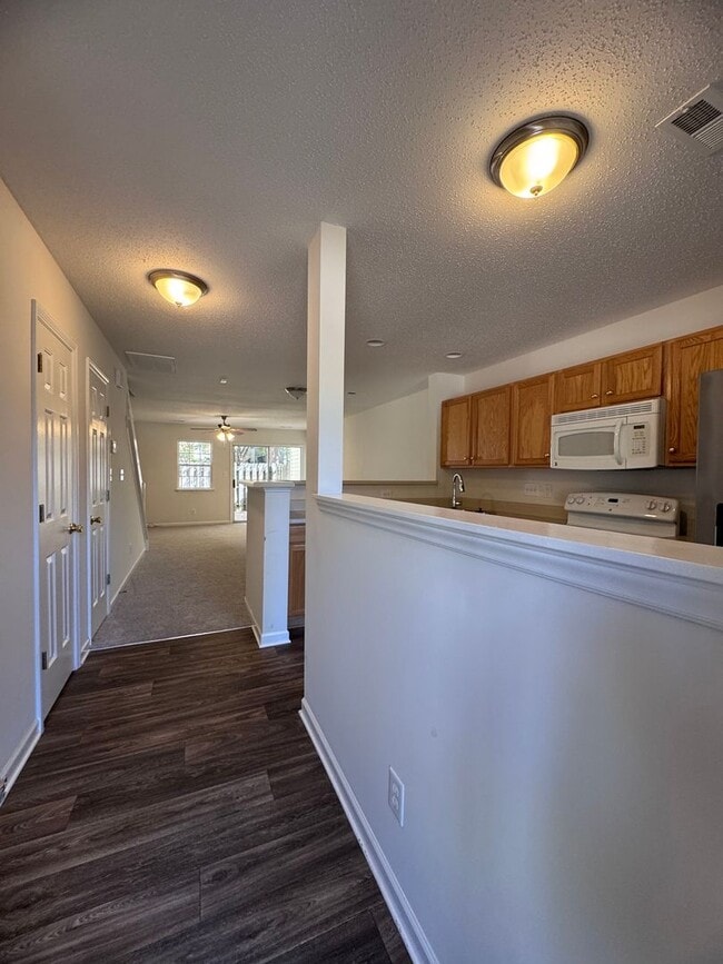 Building Photo - Wonderful 2BR 2.5BA Townhome with All Appl...