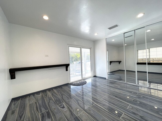 Building Photo - 8824 Tyrone Ave