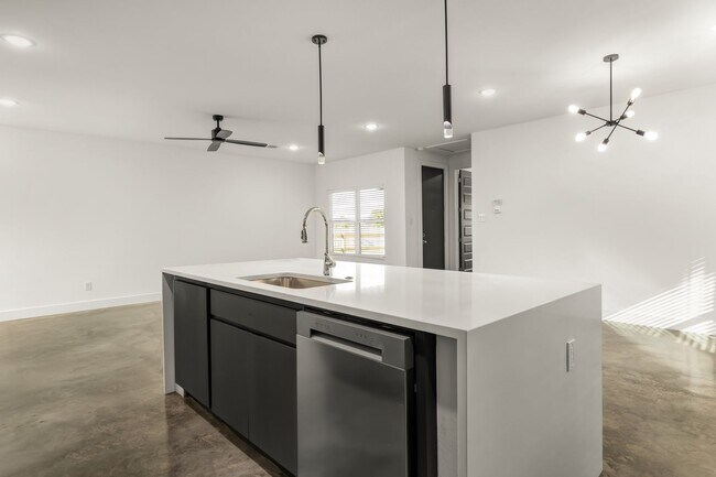 Building Photo - MOVE IN SPECIALS