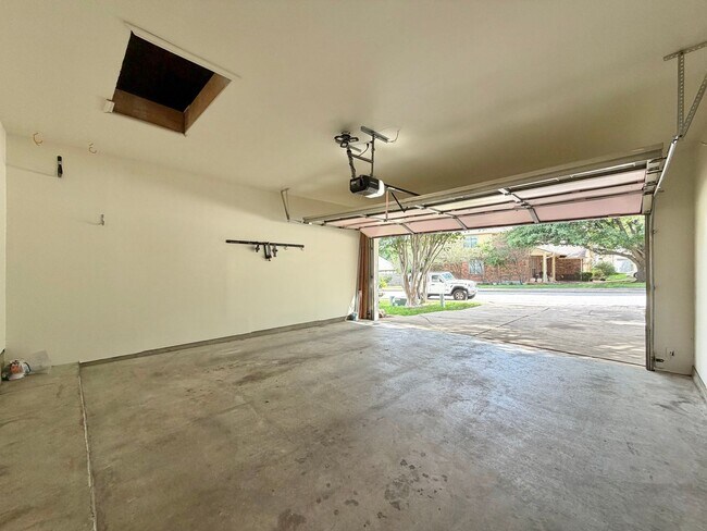 Building Photo - 14900 Doria Dr