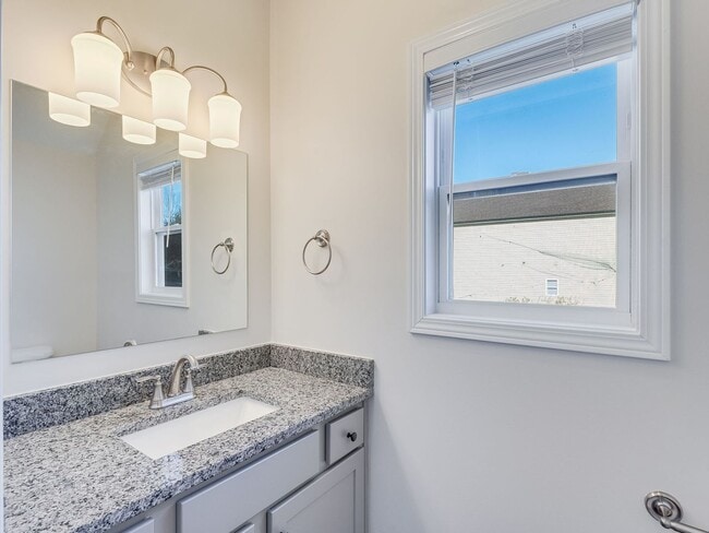 Building Photo - 3 BR Townhome