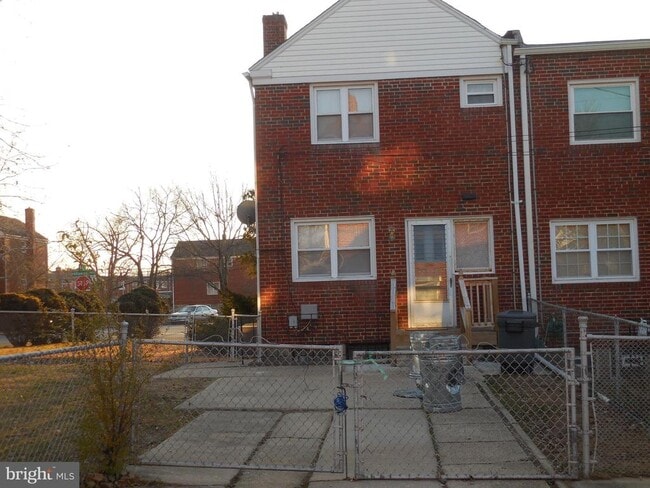 Building Photo - 7801 Hillsway Ave