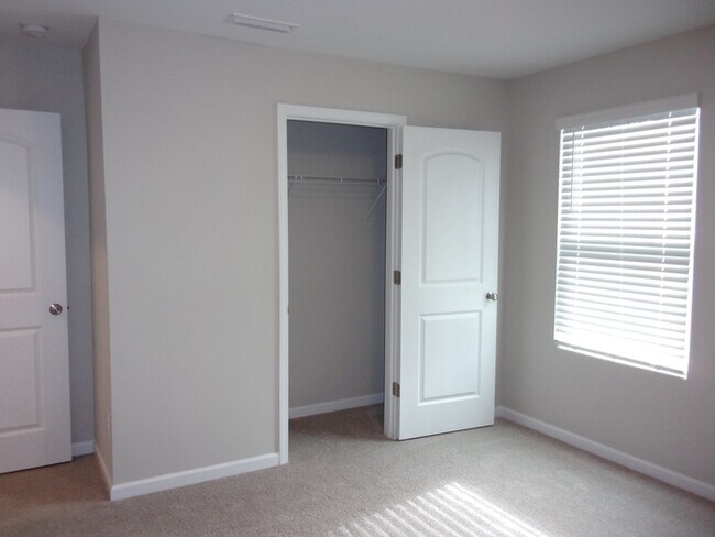 Building Photo - 2826 Capitol Dr