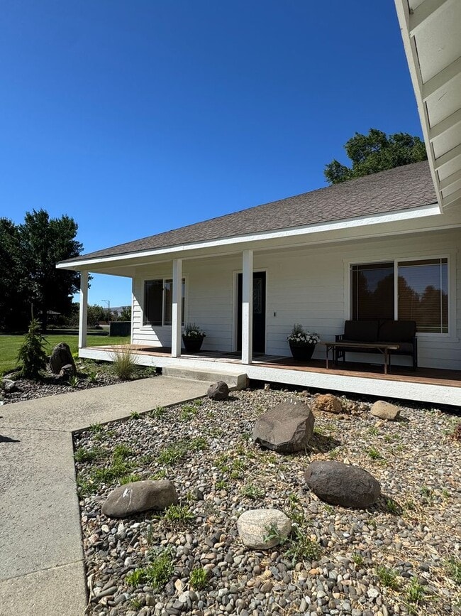Primary Photo - Expansive & Modern 4-Bedroom Home for Rent