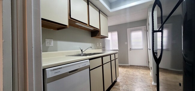 Building Photo - Cozy 2 bed 1.5 Bath Condo With Car Port