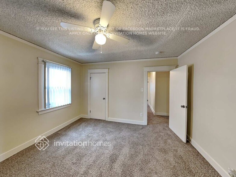 Building Photo - 2048 W 65th Pl