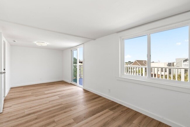 Building Photo - Remodeled 4Bd/2.5Ba Single-Family Home in ...