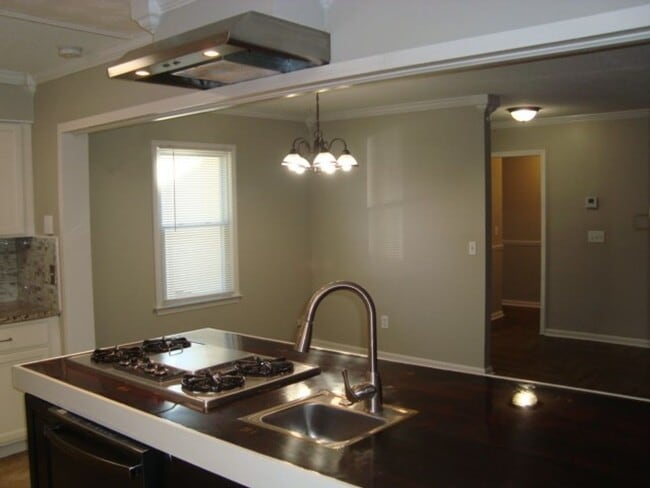 Building Photo - Renovated 4 bedroom available now to rent!