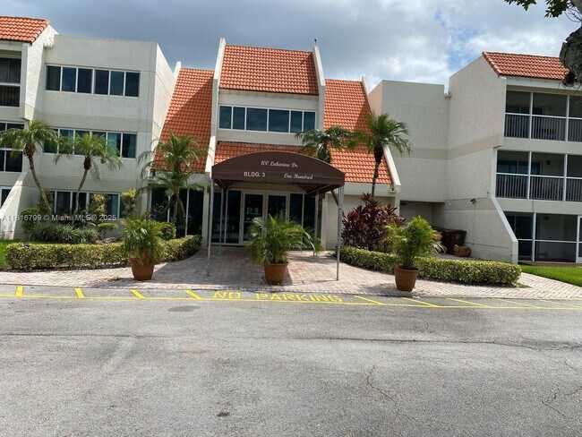 Building Photo - 100 Lakeview Dr