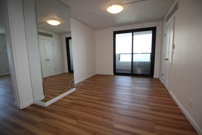 Building Photo - 65 E India Row