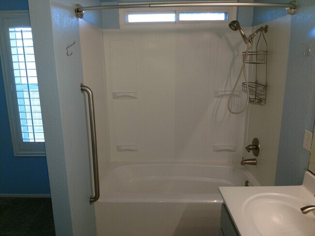 Building Photo - Henderson 4 Bedroom