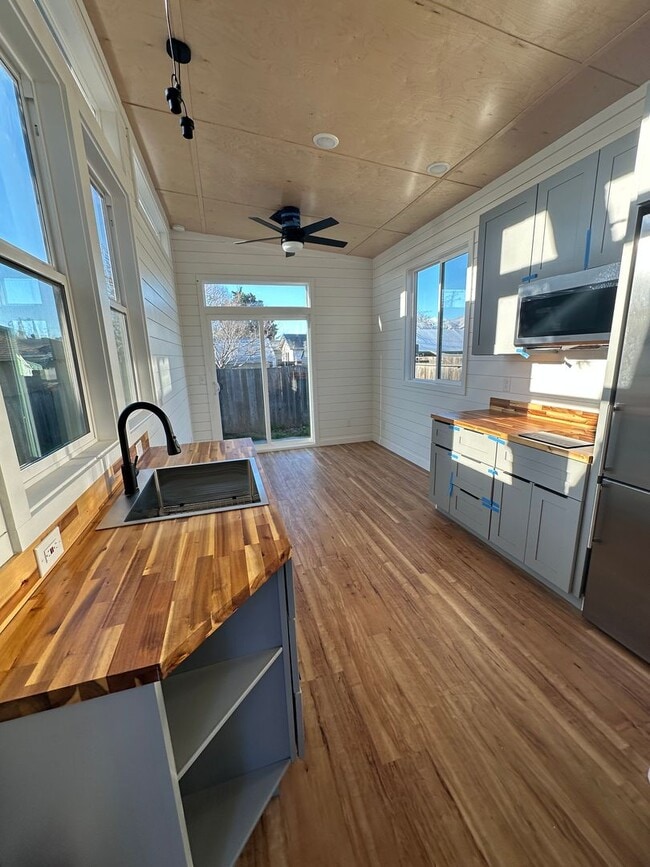 Building Photo - 631 Jackson St