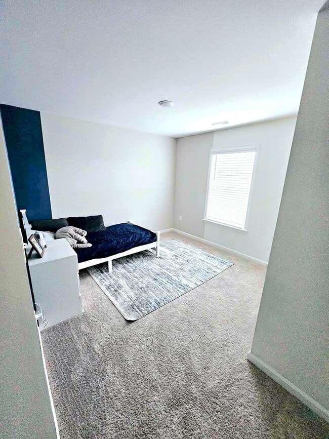 Building Photo - Charming Home!