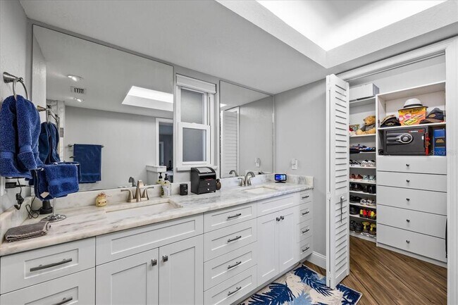 Building Photo - 5200 Brittany Dr S