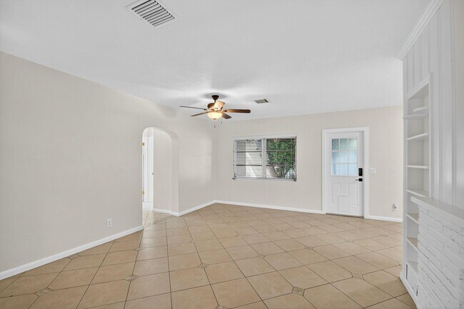 Building Photo - 5009 Spruce Ave