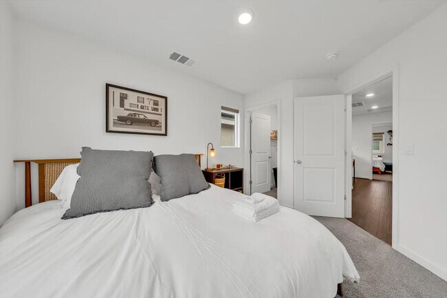 Building Photo - 6001 San Rafael Ln