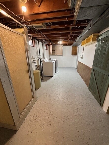 Laundry and shower - 711 Grant Ave