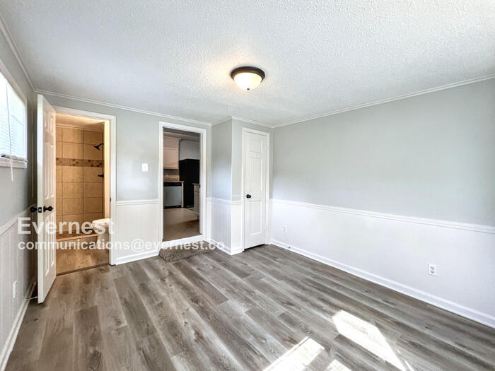 Building Photo - 8549 Southaven Cir W
