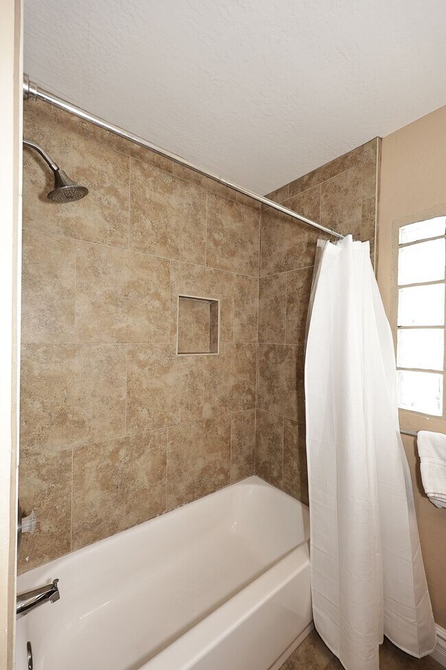 Building Photo - Fully Furnished Remodeled 4 Bedroom / 4 Bathroom Home with spacious back yard & pool in Central P...