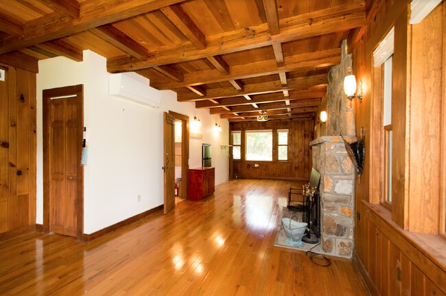 Building Photo - Laurel Park log home 3 bedroom 3 bathroom home.